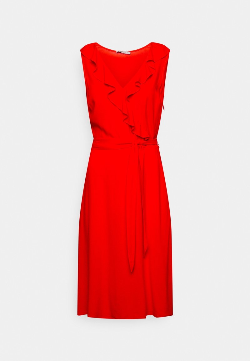 Robe rouge sans manches longueur genou avec détail de volant à l'avant et ceinture en tissu à nouer à la taille, présentée sur un fond uni.