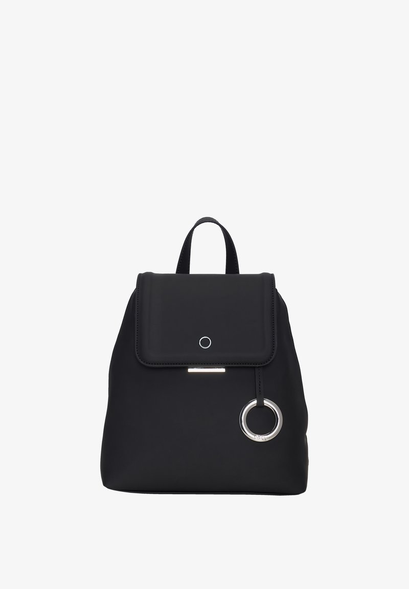 Sort rygsæk lavet af glat materiale med klaplukning, cirkulært metalaccent og to skulderstropper. Kompakt og minimalistisk design.