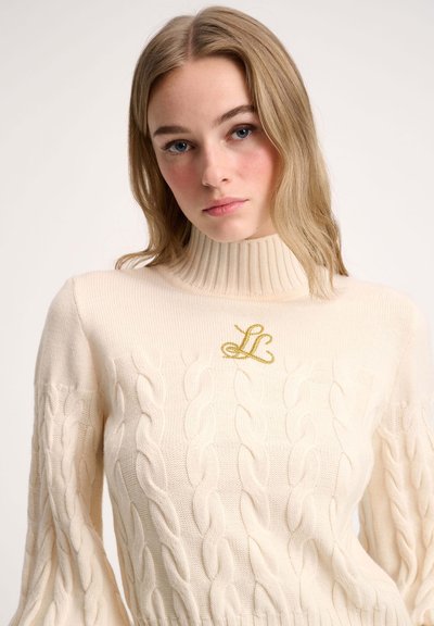 Kremasti pulover s turtleneck iz teksturirane pletenine v kabelskem vzorcu, ki ima zlat izvezen logotip na prsih ter rebrast ovratnik in manšete.
