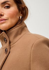Ellos Plus collection MIT HOHEM KRAGEN - Halflange jas - braun