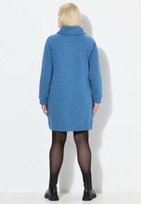 Blaues Langarm-Sweatkleid mit hohem Kragen, gerippten Bündchen und Saum. Hat eine lässige Passform und eine glatte Stoffstruktur.