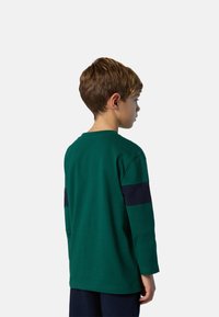 Grünes Langarm-T-Shirt mit navyfarbenem Streifen über den Ärmeln. Aus Baumwollmaterial, lockere Passform, einfacher Rundhalsausschnitt, einfarbig, keine Muster.