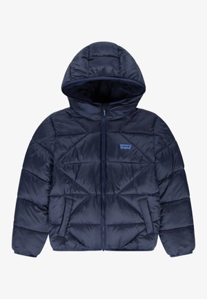 Marineblauer Pufferjacke mit Kapuze, ausgestattet mit einem Reißverschluss auf der Vorderseite, diagonal gestepptem Muster und weicher Innenauskleidung. Zwei Seitentaschen sind vorhanden.