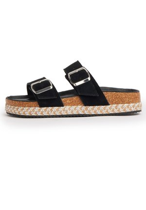 Sandalo in camoscio nero con due cinturini con fibbia argento, suola platform in sughero e bordatura in juta intrecciata lungo il bordo.