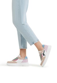 Sneaker multicolori con una combinazione di rosa, blu, verde e bianco. Presentano una parte superiore testurizzata, lacci e una suola spessa bianca.