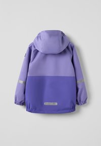 Paarse waterdichte jas met capuchon, voorzien van een tweeledige ontwerp, elastische manchetten en reflecterende accenten op de mouwen voor zichtbaarheid.