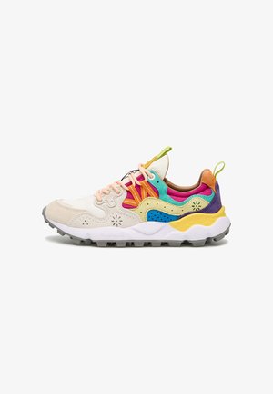 Baskets multicolores avec un mélange de matériaux, y compris du daim et du mesh. Le design comprend divers panneaux en jaune, rose, bleu et gris.