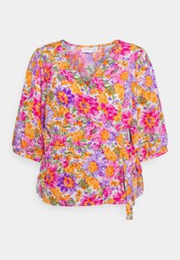 Haut à encolure florale en tissu léger, avec des fleurs vibrantes roses, violettes, orange et blanches, des manches trois-quarts et un lien sur le côté.