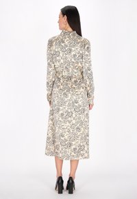usha Ingruha - cream black