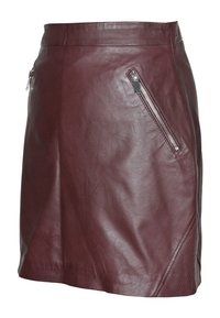 Gonna in pelle bordeaux con texture liscia, dotata di due tasche laterali con zip e di un accento a motivo diagonale sull'orlo.