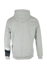 Sudadera gris con tejido texturizado, que presenta un bolsillo frontal, capucha con cordón y acentos de mangas a rayas en contraste de color marino y blanco.