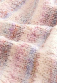 Gestrickte Decke mit weicher, flauschiger Textur in sanften Rosa-, Lila- und Beigetönen und einem melierten Muster.