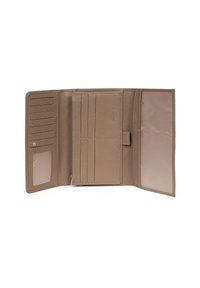 Portafoglio in pelle marrone con multiple tasche per carte, una tasca trasparente per l'ID e una tasca con zip per le monete. Texture liscia e forma rettangolare.