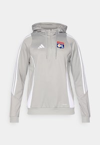 Grå atletisk hættejakke med hvide sidelister og tre hvide striber på ærmerne. Har en frontlynlås, snoretræk ved hætten og broderet logo.