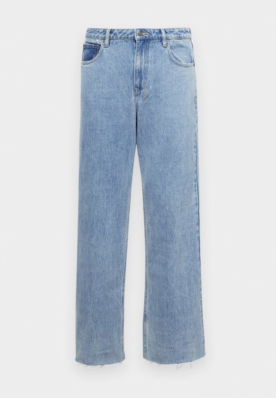 Jeans de mezclilla de tiro alto en azul claro y pata de elefante, con cierre de botón, dos bolsillos frontales y dobladillos desgastados.