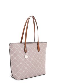 Sac fourre-tout rose clair avec un motif en diamant, doté de anses en cuir marron et d'un charme argenté sur une chaîne. Texture lisse avec des accents contrastants.