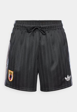 Shorts de sport noirs avec des rayures verticales, une taille élastique, un cordon de serrage et des rayures latérales ornées d'un logo brodé et d'un emblème.