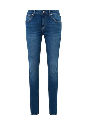 Jean denim bleu slim-fit avec poches avant, passants de ceinture et fermeture par bouton, présenté sur fond blanc.