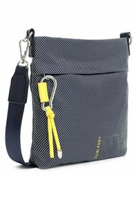 Borsa a tracolla blu navy con motivo a pois bianchi, materiale in tessuto, tracolla regolabile, hardware argentato e un accento giallo sul tirazip.