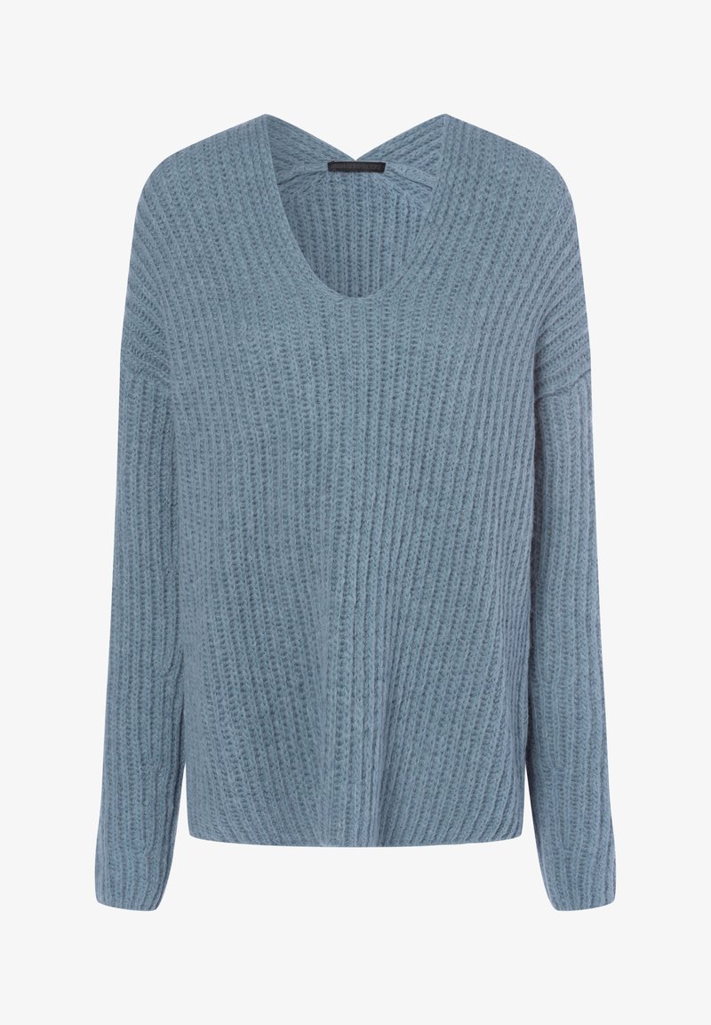 Pull tricot bleu clair avec col en V et manches longues. Présente un motif côtelé texturé et une coupe décontractée.