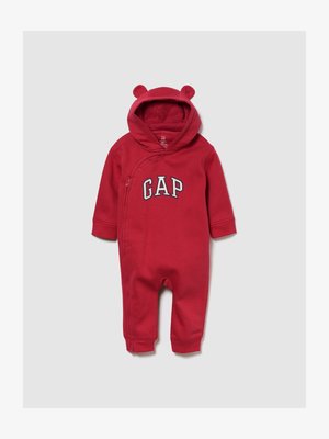 Czerwony niemowlęcy kombinezon z kapturem z uszkami misia i logo GAP, długie rękawy oraz zatrzaski wzdłuż boku i otworów na nogi.