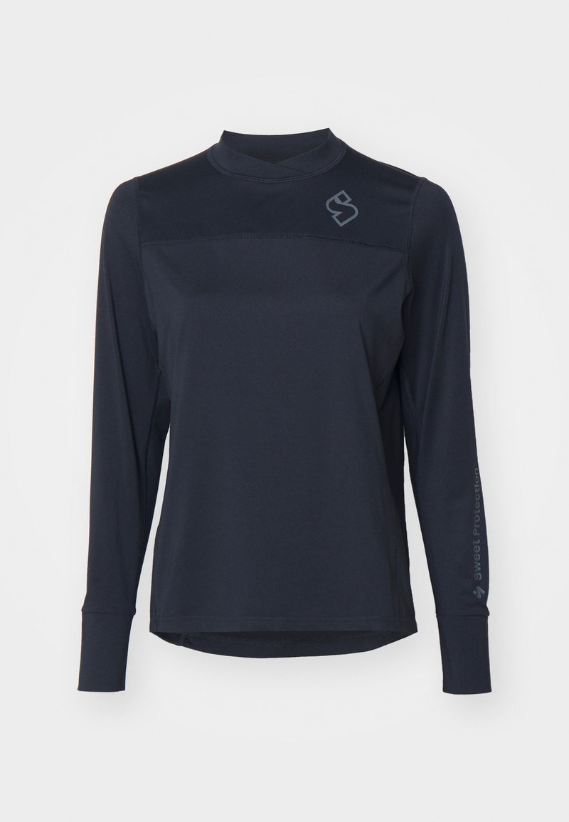 Sötétkék, hosszú ujjú póló sima anyagból, magas gallérral és testhezálló kialakítással. A mellkason logó található, az ujjon pedig nyomtatott szöveg.