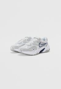 Nike tenisice u sivoj mrežici i antilopu, s bijelim međuslojem i tamnoplavim akcentima, s teksturiranom površinom i dizajnom na vezanje.