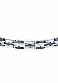 Bracciale in acciaio inossidabile con accenti blu, caratterizzato da maglie intrecciate e superfici lucide. Texture liscia e finitura lucida.