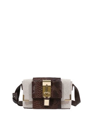 Rektangulær håndtaske med beige stofsider, mørkebrun slangeskind frontklap, guldfarvet lås og justerbar skulderrem.