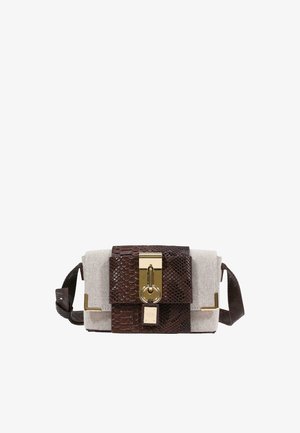 Borsa rettangolare con lati in tessuto beige, patta frontale in pelle di serpente marrone scuro, chiusura dorata e tracolla regolabile.