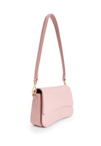 Bolso de mano de imitación cuero en color rosa, con forma rectangular, tapa plegable, herrajes dorados y una correa para el hombro delgada y ajustable.