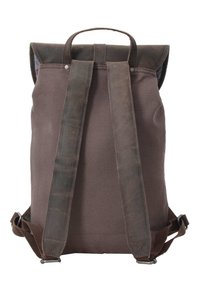 Mochila de lona marrón con detalles de cuero, que cuenta con un cierre de tipo roll-top, correas resistentes y herrajes metálicos en la parte trasera.