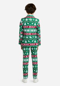 Completo due pezzi natalizio verde e rosso, con vari motivi festivi, tra cui alberi, fiocchi di neve e ornamenti, dal taglio sartoriale.