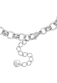 Collana in metallo argentato, con anelli ovali e rotondi intrecciati, dotata di chiusura a moschettone e un piccolo cartellino. Texture liscia e finitura lucida.
