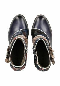 Ein Paar marineblaue Lederstiefeletten mit buntem Stoff, Reißverschlüssen und seitlichen Blumenverzierungen, aus der Vogelperspektive gezeigt.