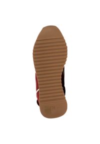 Semelle extérieure en caoutchouc avec un motif à nervures verticales. Couleur : marron. Partie d'une chaussure en toile rouge avec des accents blancs, taille indiquée comme 39.