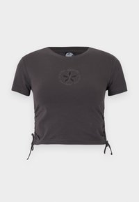 Σκούρο γκρι κομμένο κοντομάνικο μπλουζάκι με στρογγυλή λαιμόκοψη, πλαϊνά κορδόνια και μικρό κεντητό σχέδιο λουλουδιού στο στήθος.