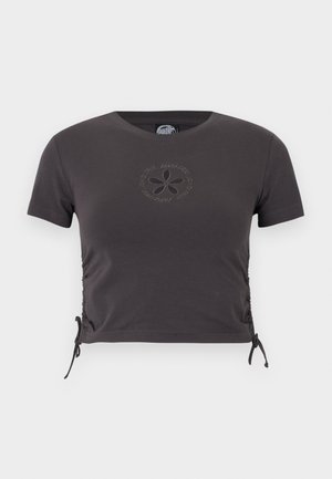 Tmavomodré krátke tričko s okrúhlym výstrihom, bočnými šnúrkami a malým vyšívaným kvetinovým vzorom na hrudi.