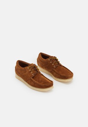 WALLABEE BOAT - Stringate sportive - cola