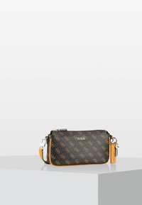 Borsa a tracolla con motivo nero e marrone, con logo dorato, dettagli gialli e parti in metallo argentato. Dotata di tracolla removibile e chiusura a zip.