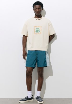 PULL&BEAR, EMBROIDERED STAR - T-SHIRT - T-shirt imprimé - beige