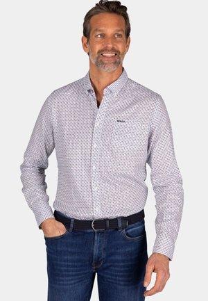 Heren overhemd met knopen in het wit met een geometrisch rood en blauw patroon, lange mouwen en een puntige kraag. Gekocht met donkere spijkerbroek en een riem.