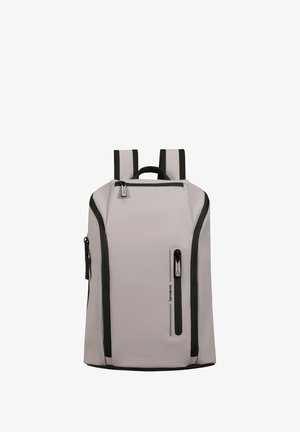 Grauer wasserdichter Rucksack mit schwarzen Akzenten, zwei Tragegurten, einem oberen Griff, einer vorderen Reißverschlusstasche, glatter Textur und minimalistischem Design.