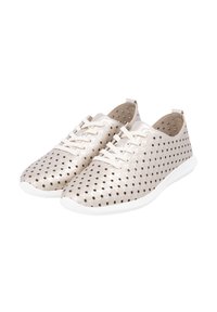 Beżowe sznurowane buty z perforowanym heksagonalnym wzorem, miękki materiał, biała wyściełana podeszwa i minimalistyczny design.