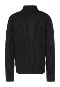 Sweater negro de punto con un alto cuello, textura de canalé, mangas largas y un diseño de corte recto. Sin cierres o patrones visibles.