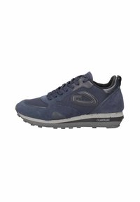 Sneaker blu navy con tomaia in rete e suede, accenti scuri a contrasto, punta rotonda, design con lacci e suola in gomma grigia testurizzata.
