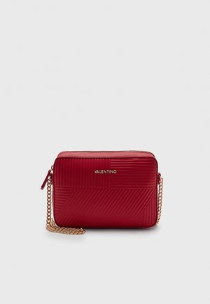 Czerwony torebka crossbody z pikowanej skóry Valentino z złotym łańcuszkiem i zapięciem na zamek na jednolitym tle.