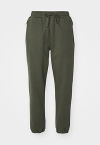 Pantalones joggers verde oliva con cinturilla elástica, cierre de cordón y bolsillos laterales con cremallera. La tela es suave y lisa, con puños acanalados.
