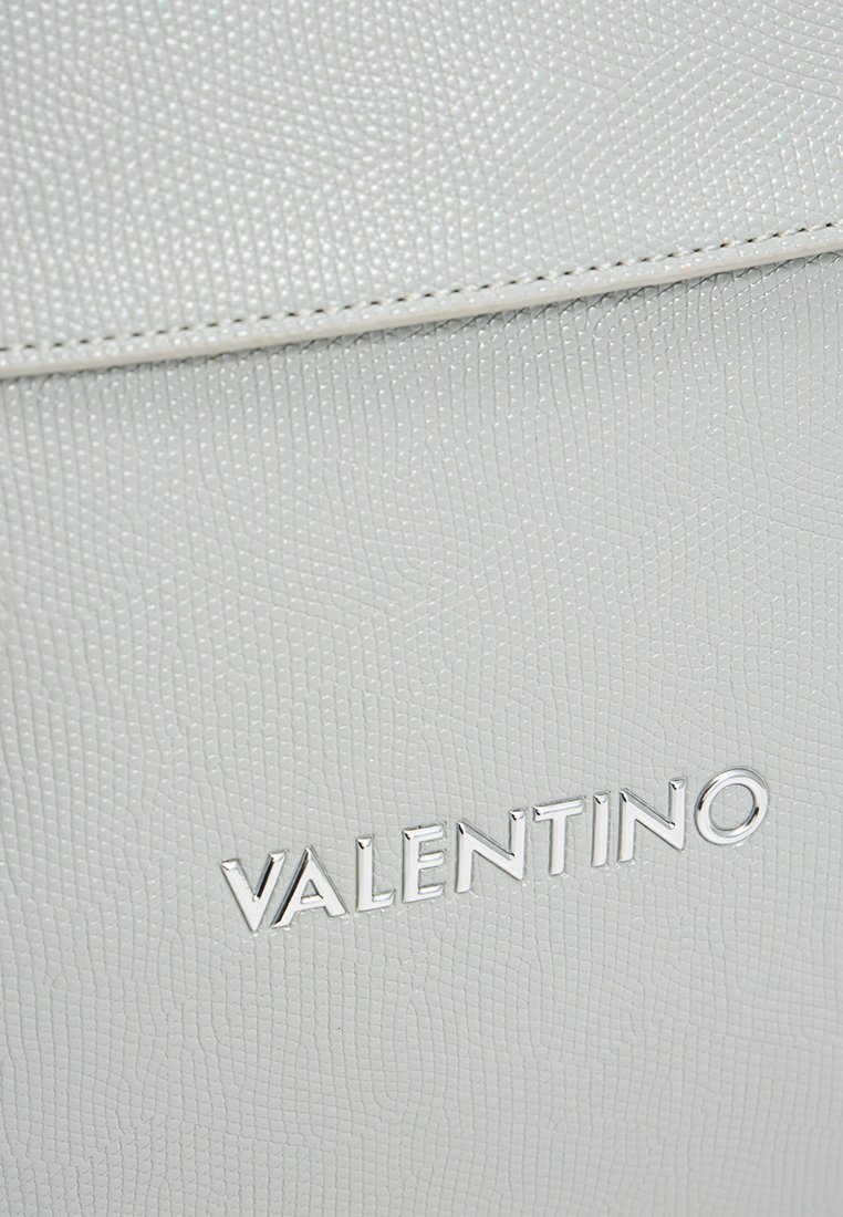 Sac en cuir texturé gris de Valentino avec une surface embossée et des détails en logo argenté. Couture lisse le long des bords.