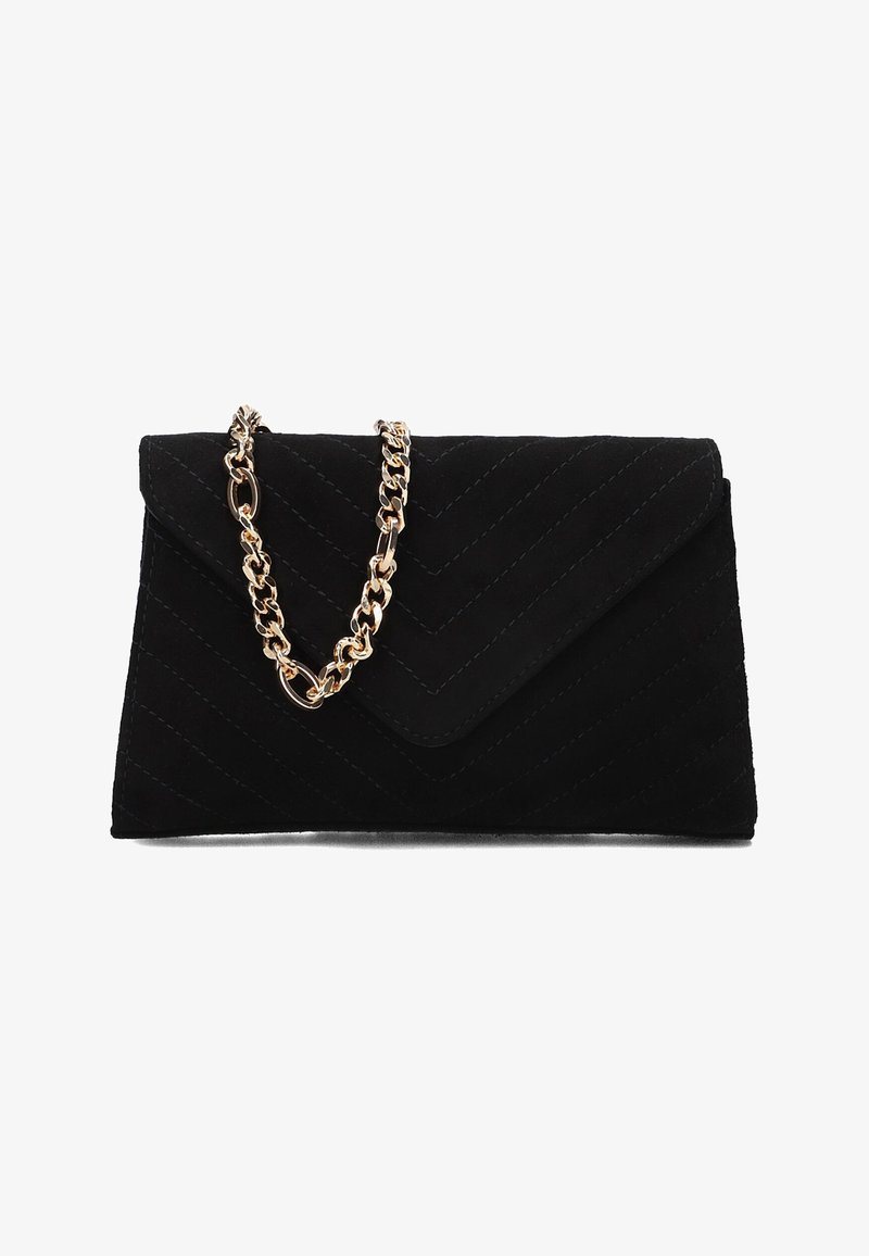 Zwarte suède clutch met een chevron-gequilt patroon, gekenmerkt door een gouden kettingriem en een klep sluiting. Compacte rechthoekige vorm.